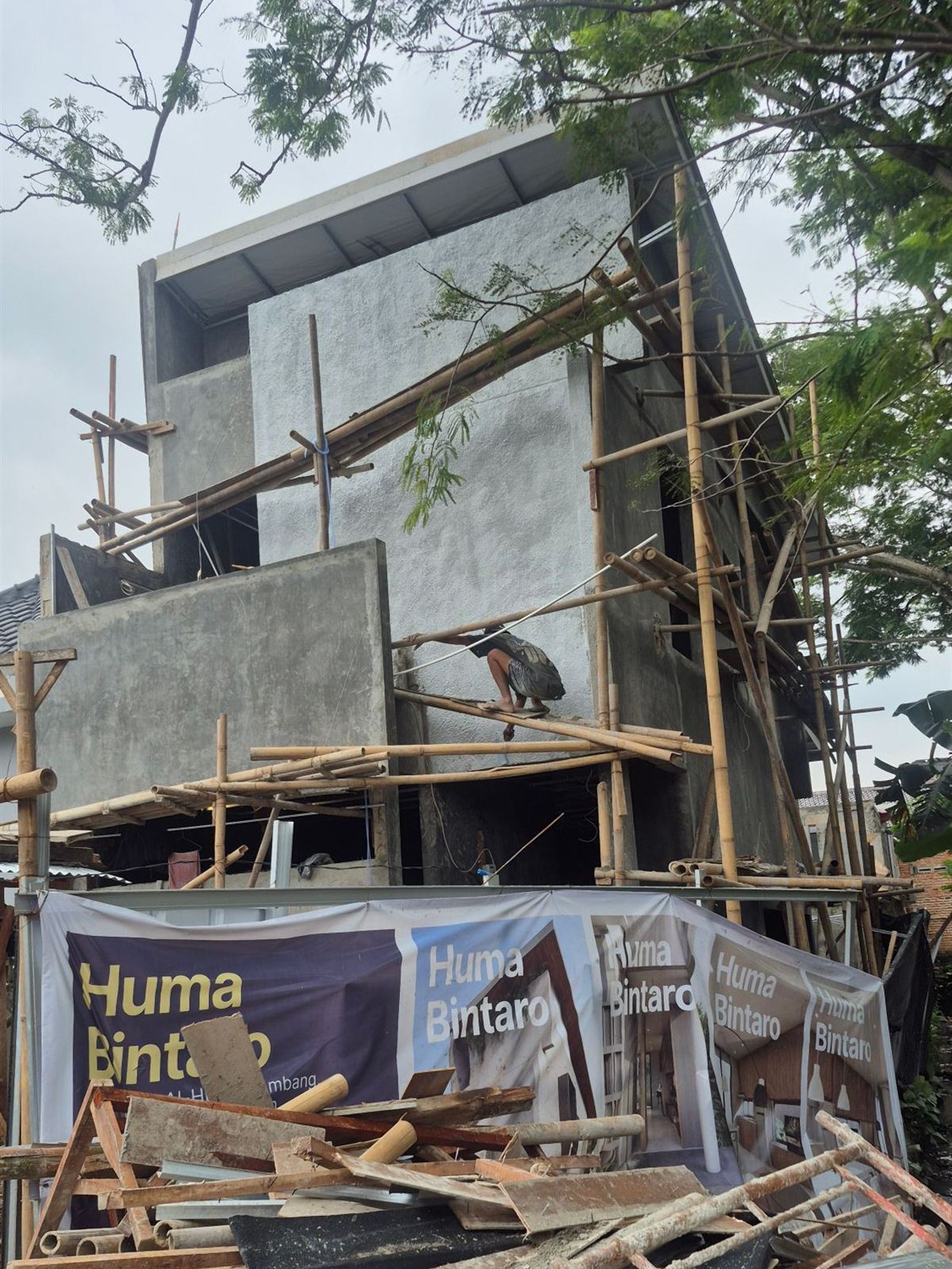 Huma Bintaro saat konstruksi dengan scaffolding bambu dan dinding kamprot