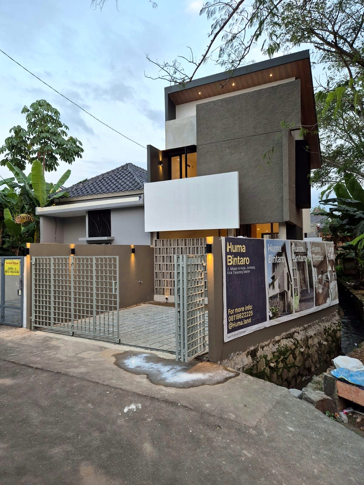 Huma Bintaro 1: Fasad depan dengan kamprot abu, roster putih, dan pagar