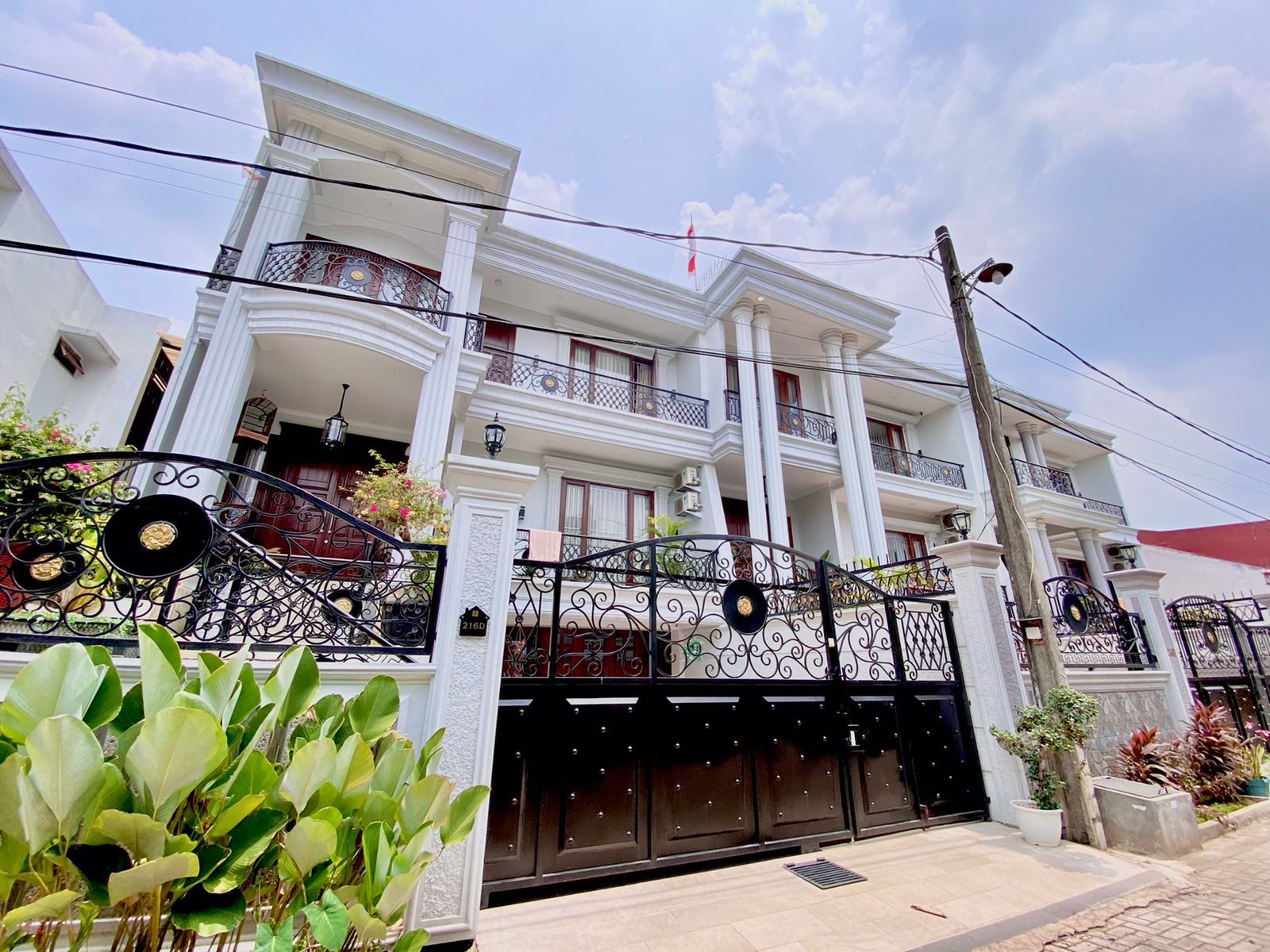 Giant Residence 3: Rumah klasik tiga lantai dengan balkon dan gerbang besi tempa
